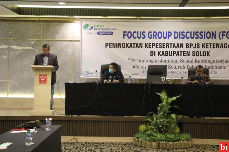 Bupati Solok Gusmal saat pembukaan kegiatan Focus Group Discussion (FGD) peningkatan kepesertaan BPJS ketenaga kerjaan di Kabupaten Solok bertempat di Pangeran Beach Hotel Padang, Kamis (24/09/2020).