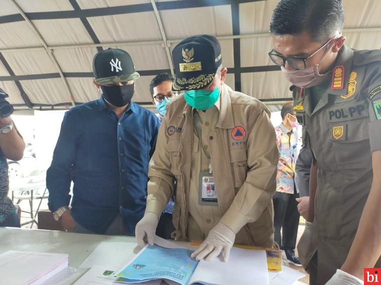 Wakil Gubernur Sumbar Nasrul Abit melakukan kunjungan kerja dan pengawasan di Posko Perbatasan di Rimbo Data, Nagari Tanjuang Pauh, Kecamatan Pangkalan Koto Baru, Kamis (23/4/2020)