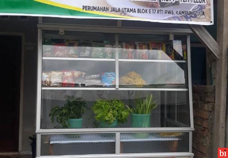 Dapur Mitha di Perumahan Jala Utama, Kampung Jua, Kecamatan Lubeg, Kota Padang mendapatkan bantuan etalase dari program bantuan peduli ekonomi UPZ Baznas Semen Padang. IST