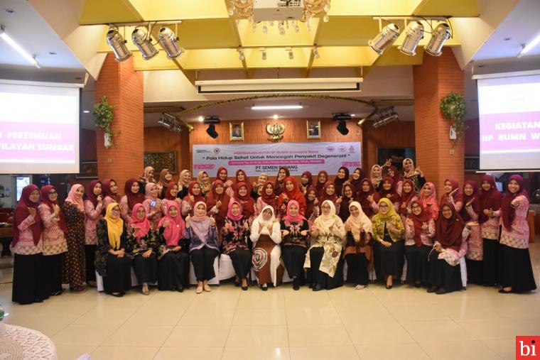 FOTO BERSAMA-  Para peserta pertemuan rutin IIP BUMN Wilayah Sumatera Barat foto bersama dengan pengurus, dan narasumber seminar kesehatan, Dr.dr.Hj.Arina Widya Murni, Sp.PD-K-PSi, FINASIM,  usai acara,  di Wisma Indarung Semen Padang, Rabu (22/6/2022). IST