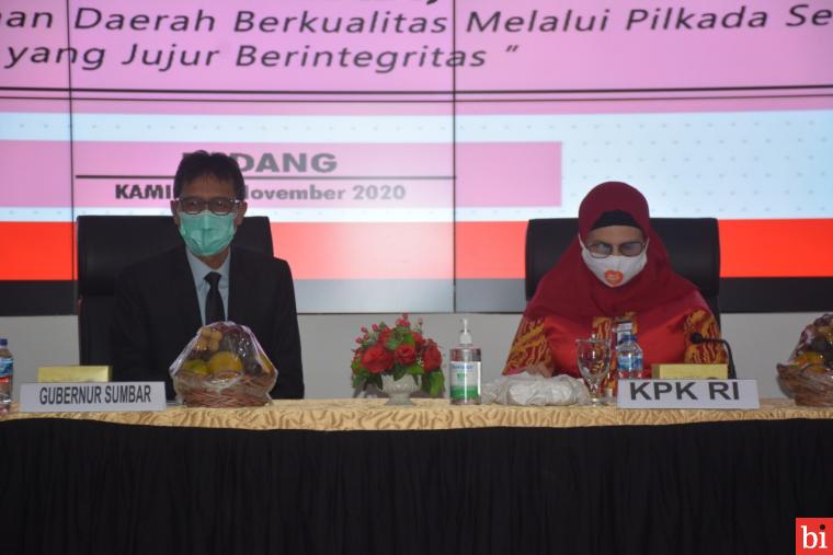 Gubernur Sumbar dalam Kegiatan Pembekalan Pilkada Berintegritas 2020 Provinsi Sumbar, Bali dan Papua dilaksanakan oleh Komisi Pemberantasan Korupsi (KPK) di Auditorium Gubernuran, Kamis (26/11/2020).