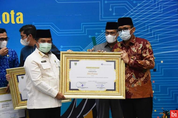 Pemerintah Kota Padang menerima penghargaan dari Bank Indonesia (BI) Perwakilan Wilayah Sumatera Barat atas upaya mendorong penerapan transaksi non-tunai di Kota Padang.