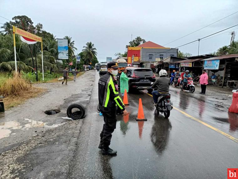 Jalan amblas terjadi di Kabupaten Padang Pariaman, tepatnya di jalan lintas Padang-Bukittinggi di Korong Kasai, Kecamatan Batang Anai. Akibatnya, terjadi penyempitan jalan di lokasi tersebut yang membuat sempat terjadi kemacetan pada Sabtu (6/11) sore. IST