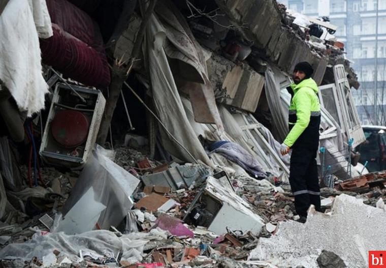 Jumlah korban jiwa akibat gempa bumi besar di Turki dan Suriah menjadi lebih dari 3.700 orang. Musim dingin yang membekukan menambah derita ribuan orang yang terluka dan tuna wisma serta mempersulit upaya pencarian korban yang masih dinyatakan hilang. IST