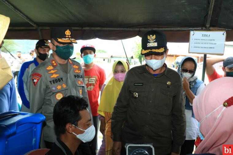 Kapolda Sumbar Irjen Pol Teddy Minahasa, SH. S.Ik kembali melakukan kunjungan untuk meninjau vaksinasi Covid-19 di Provinsi Sumatera Barat. Hari ini, dirinya bersama beberapa Pejabat Utama Polda Sumbar berkunjung ke Kabupaten Pasaman Barat, Sabtu (6/11/2021). IST