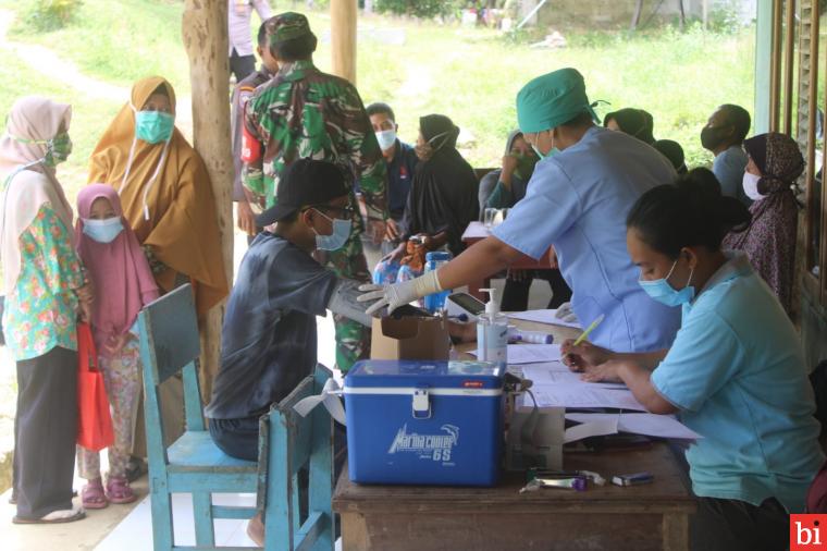 Kapolres Mentawai, AKBP Mu'at, SH. MM, juga tampak terlihat ikut memantau langsung jalannya kegiatan gerai vaksinasi presisi di Pondok Pesantren yang diikuti para santri dan masyarakat Minggu (5/9/2021). IST