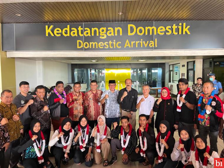 Ketua DPRD Provinsi Sumatera Barat (Sumbar) Supardi, menyabut kepulangan 14 atlet pencak silat Sumbar yang berlaga pada kejuaraan International Pencak Silat Indonesia Open Championship 2022 di Taman Mini Indonesia Indah (13-17/8/2022). HUMAS