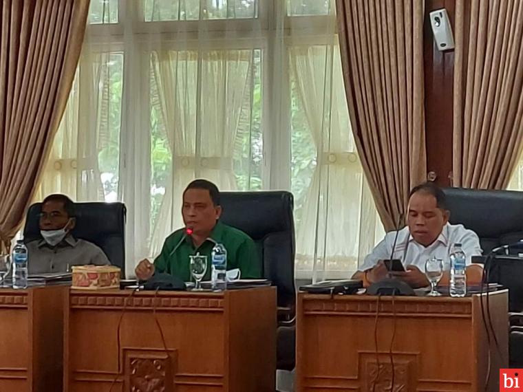 Ketua Komisi I Syawal dan Sekretaris Rafdinal, bersama Asisten I Setdaprov Sumbar Devi Kurnia memimpin rapat pembahasan LJKP di Istana Bung Hatta Bukittinggi, Kamis (10/3/2022). IST