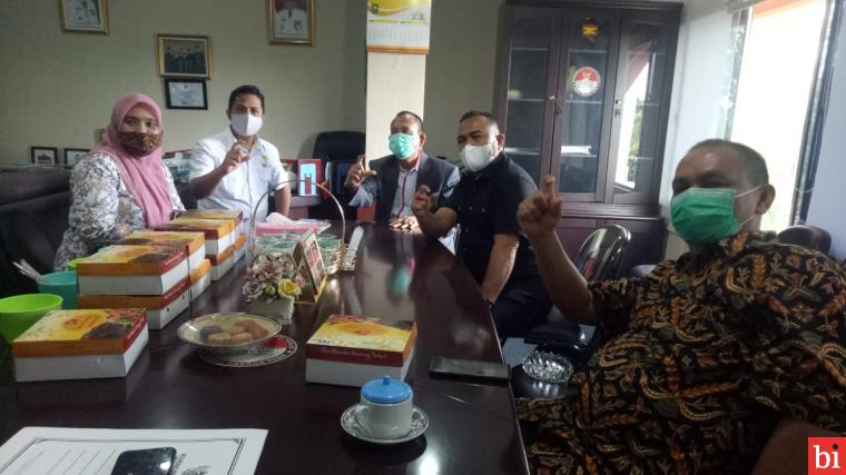 Ketua KI Riau Zufra Irwan pada rombongan KI Sumbar Senin (28/12) di Ruang Kerja Ketua KI Riau.
