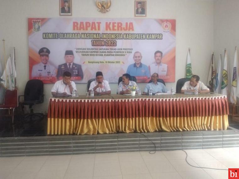Komite Olahraga Nasional Indonesia (KONI) Kabupaten Pesisir Selatan Sumatera Barat melakukan study tiru ke KONI Kampar, Riau dalam rangka peningkatan kapasitas pengurus, Rabu (7/12). IST