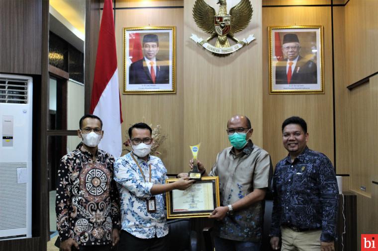 Komisi Penyiaran Indonesia Daerah (KPID) Provinsi Sumatera Barat (Sumbar) menyerahkan piagam dan trophy Tokoh Inspiratif 2021 bidang penyiaran pada Ketua DPRD Sumbar, Supardi, Kamis (13/1/2022) di ruang kerja Ketua DPRD Sumbar. IST