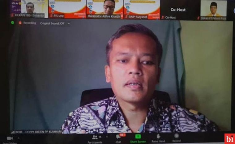 Rektor UNP, Prof. Ganefri, Ph.D. dalam sambutanya pada kegiatan kuliah perdana UNP, dengan tema 'Formulasi Kebijakan dan Legal Drafting dalam Pengembangan Pendidikan di Indonesia' yang dilaksanakan secara virtual pada Jumat (27/08/2021). IST/HUMAS