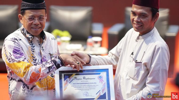 Ustad H. Abdul Somad, LC, menyampaikan kuliah umum di hafldapan civitas akademika Universitas Negeri Padang (UNP). IST