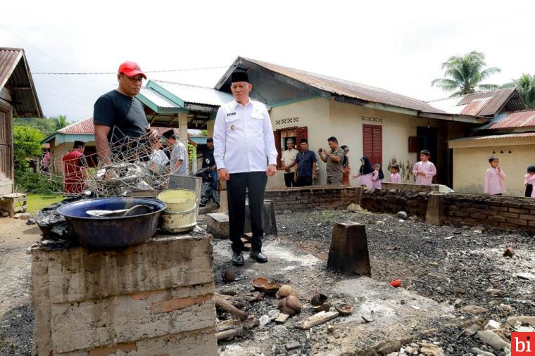 Plt Bupati Pasaman Sabar AS sambangi korban kebakaran di Jorong Muaro Penyangerahan, Nagari Padang Metinggi, Kecamatan Rao, Jumat (1/12/2023). IST