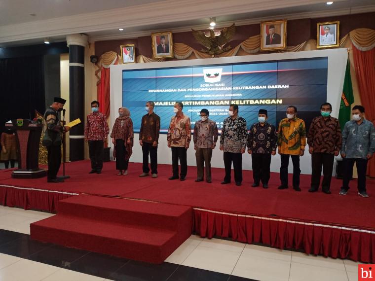 Gubernur Sumatera Barat (Sumbar) Mahyeldi Ansharullah mengukuhkan Majelis Pertimbangan Kelitbangan Provinsi Sumbar periode 2021-2025, Kamis (27/5/2021) di Auditorium Gubernuran.