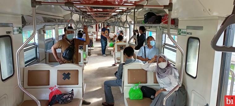 Suasana Ngabuburit naik KA Mineks dari Stasiun Pulau Aie ke Stasiun BIM PP, Jumat, 23 April 2021 bersama awak media.