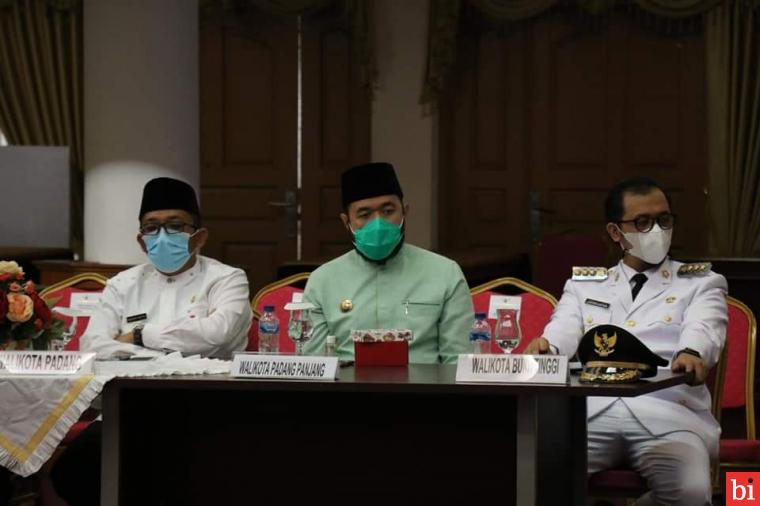 Wali Kota Padang Panjang, Fadly Amran saat mengikuti rapat koordinasi dengan Gubernur Sumbar beserta seluruh kepala daerah se-Sumbar di Aula Kantor Gubernur, Jumat (26/2).