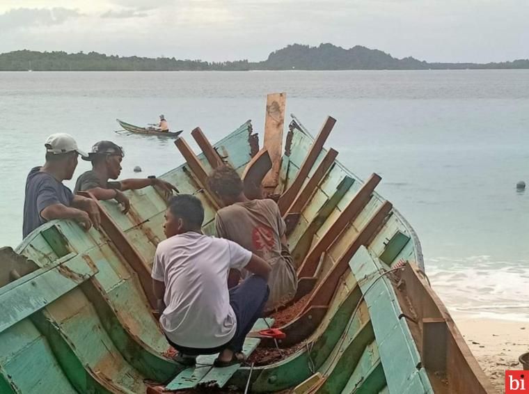 Membuat sampan atau perahu oleh masyarakat Mentawai. IST