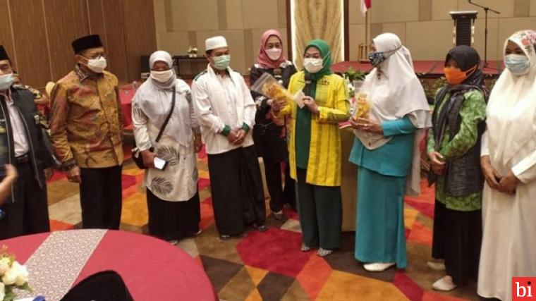 Menaker Ida Fauziah saat silaturrahmi dengan PWNU dan PCNU se-Sumatera Barat di salah satu hotel di Padang, Sabtu (16/1). IST