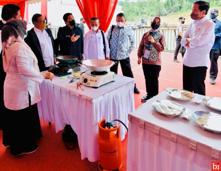 Presiden Jokowi didampingi Seskab Pramono Anung dan sejumlah menteri pada acara groundbreaking proyek hilirisasi batu bara menjadi DME di Muara Enim, Sumsel, Senin (24/01/2022). IST