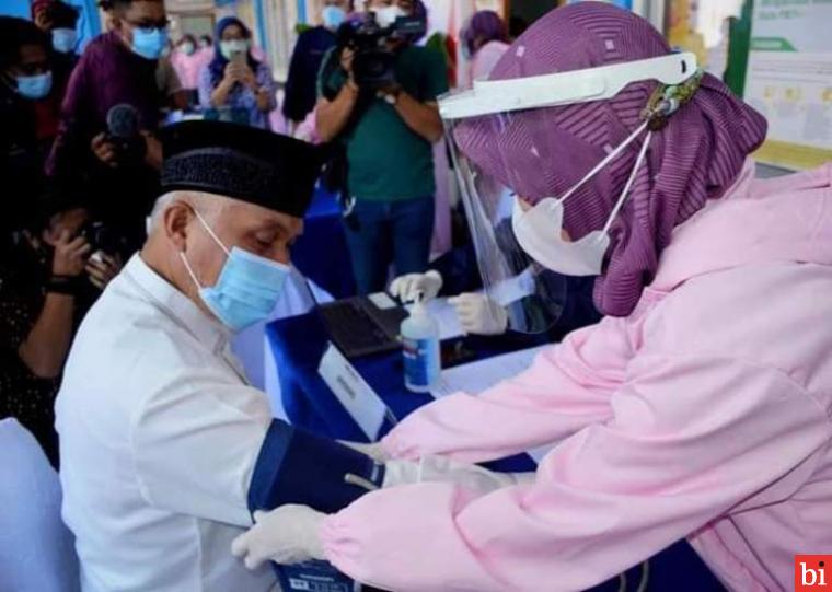 Wali Kota Padang Mahyeldi Ansharullah menjalani Pemeriksaan Kesehatan Sebelum di vaksin, Jumat (15/1)