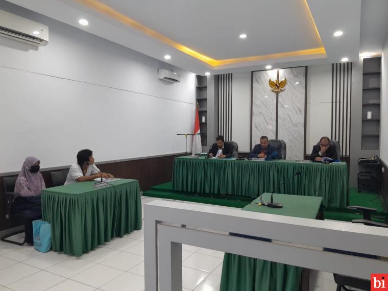 Pasangan Suami Istri (Pasutri)  Yufriadi dan Nurlan Afriani duduk sebagai pemohon pada sidang penyelesaian sengketa informasi publik Komisi Informasi (KI) Sumatera Barat (Sumbar), Selasa (6/12-2022) di ruang sidang kantor itu. IST