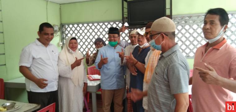 Indra Catri saat bersilaturahmi dengan warga Jalan Karet, Kecamatan Padang Barat, Kota Padang, Jumat  (30/10).