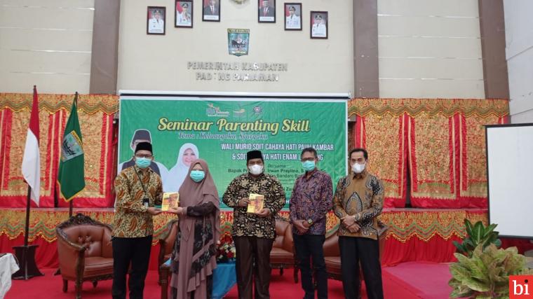 Anggota DPR RI asal Sumatera Barat II, Nevi Zurairina, menjadi pembicara dalam seminar parenting keluargaku surgaku di hall IKK Kantor Bupati Padang Pariaman, Rabu (8/9/2021). IST