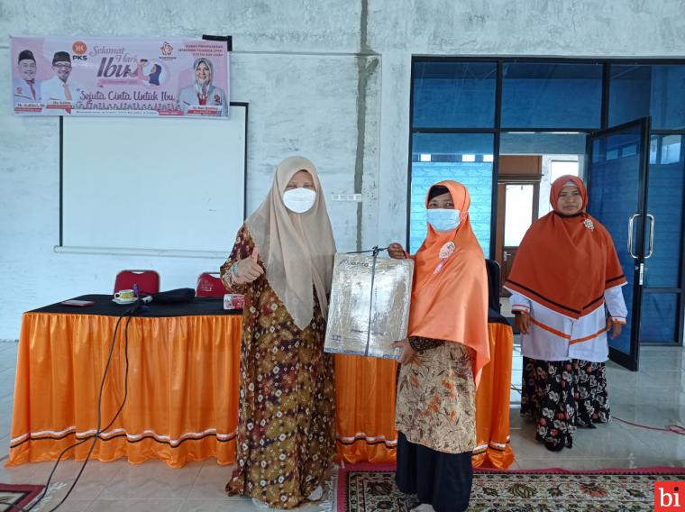 Anggota DPR RI asal Sumatera Barat, Nevi Zuairina, menyerahkan seperangkat mesin pencetak Kartu Tanda Anggota (KTA) PKS kepada struktur di Kabupaten Agam Minggu (26/12/2021). IST