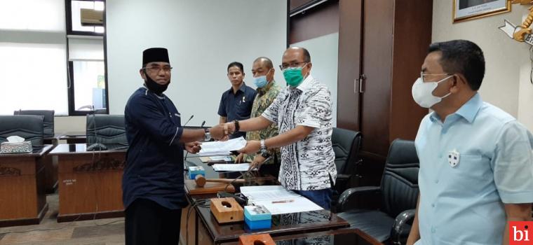 Perwakilan ninik mamak Nagari Langgam Tiagan Kecamatan Kinali Kabupaten Pasaman Barat mendatangi gedung Dewan Perwakilan Rakyat Daerah (DPRD) Provinsi Sumatera Barat (Sumbar), Senin (14/6/2021).