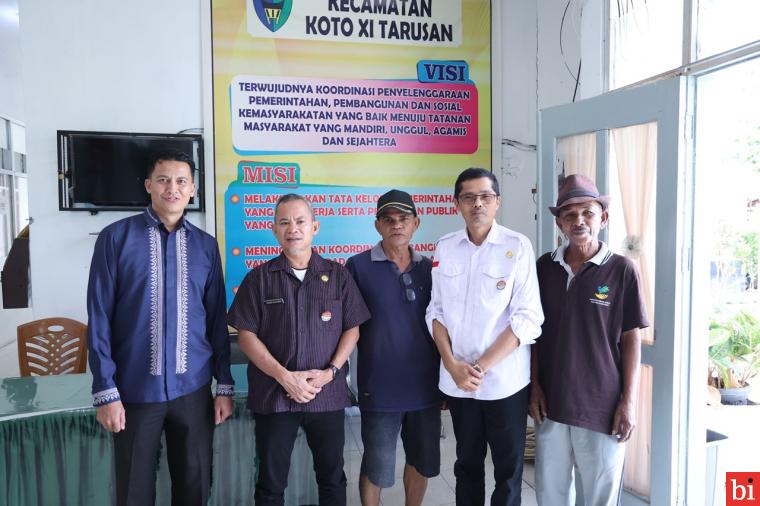 Sekretaris DPRD Provinsi Sumatera Barat, H. Raflis, SH.MM yang didampingi Kabag Persidangan Zardi Syahrir memastikan pelayanan mudik lebaran secara terpadu di Kabupaten Pessel, Senin, 8 April 2024. IST