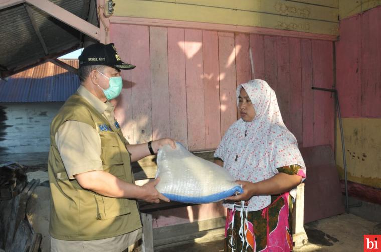 Wagub Nasrul Abit Serahkan Bantuan kepada warga korban Abrasi Pantai di Tuapejat Kab. Kep. Mentawai, Rabu (3/6/20)