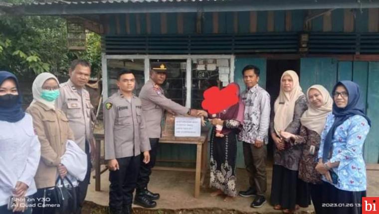 Pemerintah Kabupaten Dharmasraya serahkan bantuan kepada balita dengan gangguan tumbuh kembang (stunting) di Nagari Gunung Medan, Kecamatan Sitiung, Kamis (26/01/2023). IST