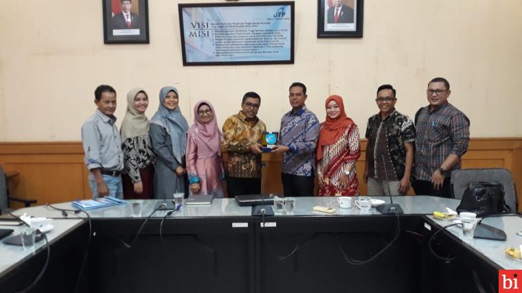 Hendri Nofrianto, Rektor ITP dan Jajaran Pimpinan foto bersama Kepala Dinas Kesehatan Mentawai, Lahmuddin Siregar beserta rombongan, usai audiensi di Ruang Sidang Utama ITP Gedung D Lantai II, Jumat (6/3/2020).