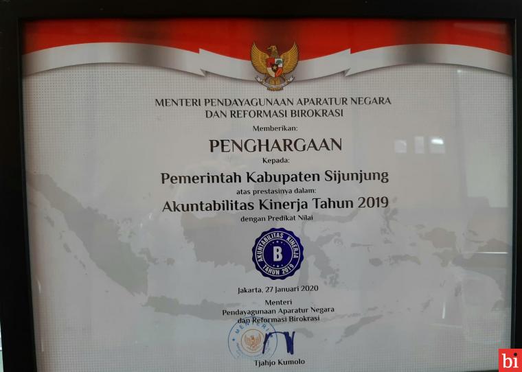 Piagam penghargaan SAKIP dengan predikat nilai B yang diraih Pemerintah Kabupaten Siunjung.