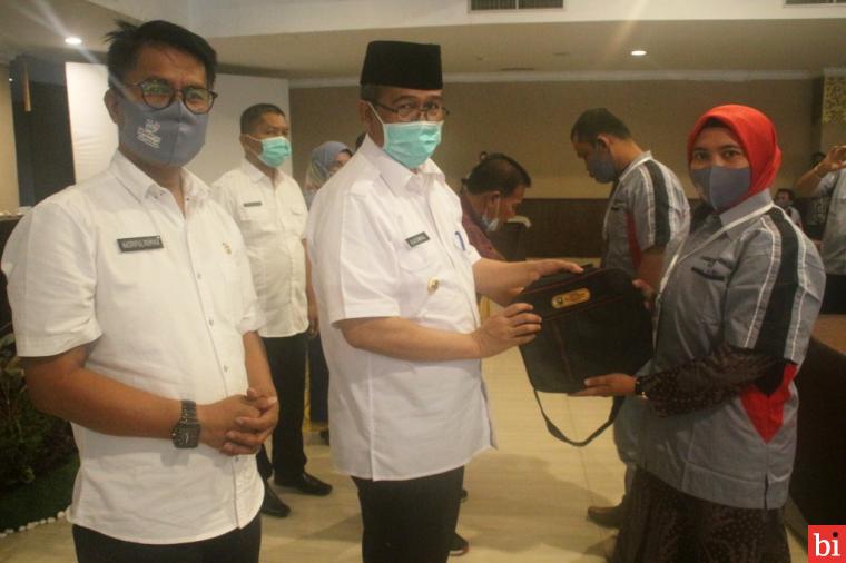 Bupati Solok, Gusmal membuka secara resmi pelatihan tata kelola Homestay, pondok wisata, rumah wisata Kabupaten Solok tahun 2020 di Kyriad Bumi Minang Hotel Padang. Rabu (16/09/2020).