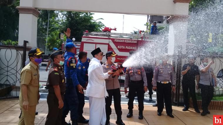 Forkopimda Lakukan Penyemprotan Disinfektan di beberapa lokasi di Kota Padang, Selasa(31/3)