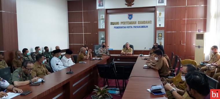 Wali Kota Payakumbuh Riza Falepi didampingi Sekretaris Daerah Rida Ananda kepada media di Balai Kota, Senin (25/04). LY
