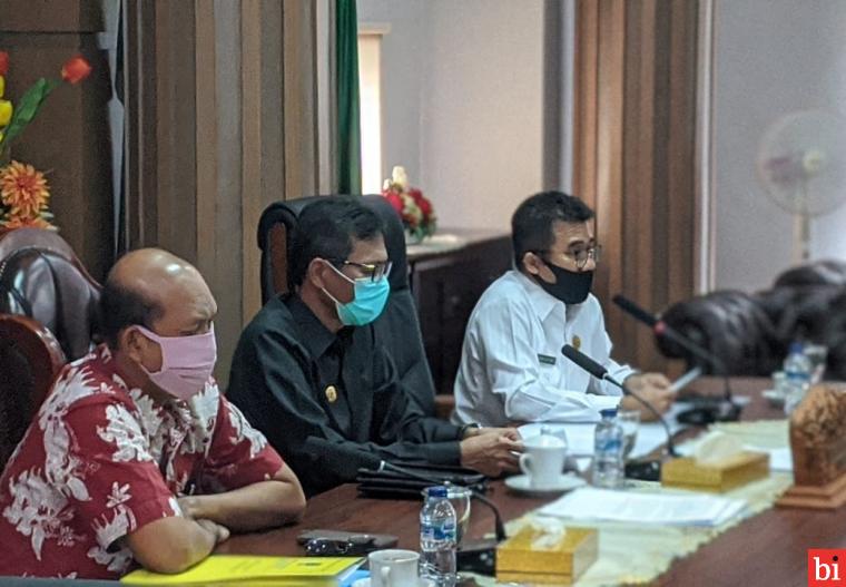 Gubernur didampingi oleh Kepala Dinas Pendidikan Sumbar Adib Alfikri, SE, M.Si dan Kabid Bidang PSMA (Pembinaan Sekolah Menengah Atas) Suryanto dalam rapat terbatas, di ruang kerja gubernur, Rabu (5/8/2020).