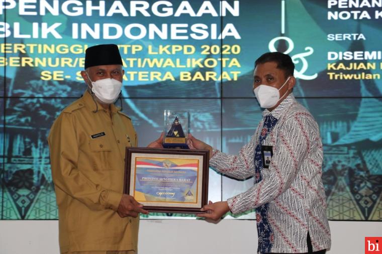 Pemerintah Provinsi Sumatera Barat (Sumbar) kembali menerima Plakat dan piagam Penghargaan atas Capaian Standar Tertinggi Laporan Keuangan Pemerintah Daerah (LKPD) berupa Opini Wajar Tanpa Pengecualian (WTP) selama lima kali berturut-turut sejak 2016 hingga 2020. IST
