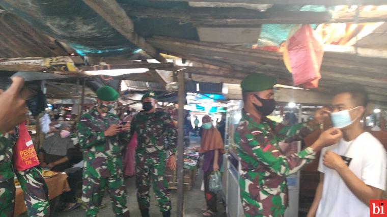 Personel TNI Satuan Pengawas Covid-19 di Padang Imbau Pedagang dan Pengunjung Pasar Patuhi Prokes