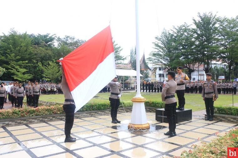 Kapolda Sumbar Irjen Pol Suharyono, S.Ik. SH memimpin upacara bendera bulanan di halaman Mapolda Sumbar, Rabu (17/4/2024). IST