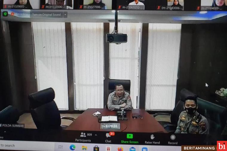 Kapolda Sumatera Barat Irjen Pol Drs. Toni Harmanto, M.H. ketika membuka kegiatan PKKMB Universitas Negeri Padang, secara virtual, Rabu ( 21/7).