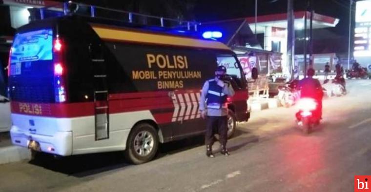 Salah satu petugas Ditbinmas Polda Sumbar, saat melaksanakan patroli di jalan Khatib Sulaiman, Kota Padang, Senin (8/11/2021) malam.