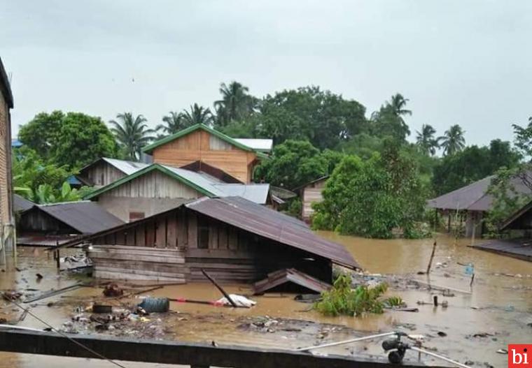 Puluhan Rumah Warga di Ujung Gading Tenggelam Akibat Banjir, Warga Butuh Tenda dan Sembako, Jumat (4/9). (foto. iyan)
