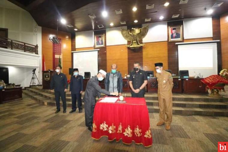 Dewan Perwakilan Rakyat Daerah (DPRD) Provinsi Sumatera Barat menggelar rapat paripurna penetapan Ranperda tentang APBD Provinsi Sumatera Barat Tahun 2022 dan Ranperda tentang Lain-Lain Pendapatan Asli Daerah Yang Sah. IST