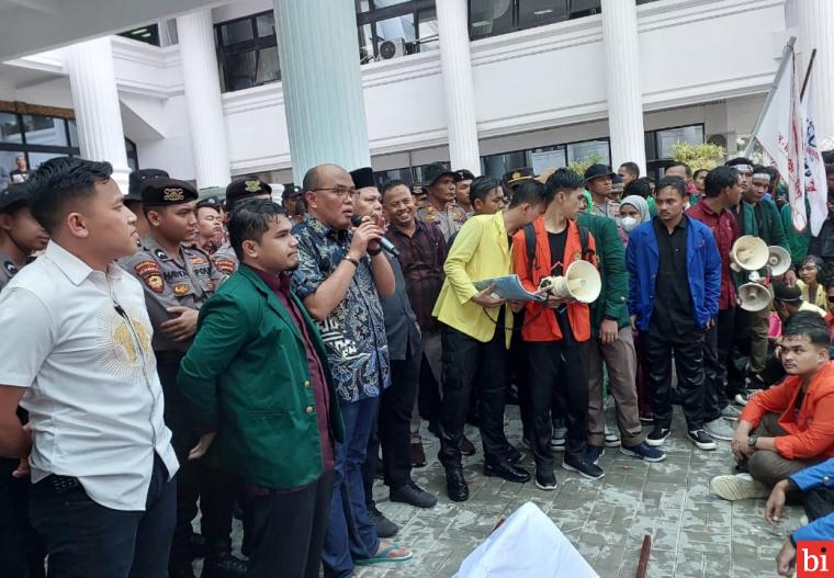 Ketua DPRD Sumbar Supardi menerima ratusan mahasiswa di Sumatera Barat yang tergabung dalam aliansi Badan Eksekutif Mahasiswa Seluruh Indonesia (BEM-SI) yang melakukan aksi unjuk rasa di kantor DPRD Sumbar, Kamis (30/3/2023). IST
