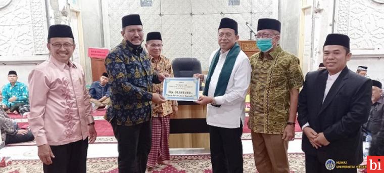 Rektor Universitas Negeri Padang (UNP), Prof. Ganefri, Ph.D menjadi Ketua Tim Safari Ramadan Provinsi Sumatera Barat di Masjid Raya Kampung Baru, Kecamatan Pariaman Tengah, Kota Pariaman, Selasa (4/4/2022). IST