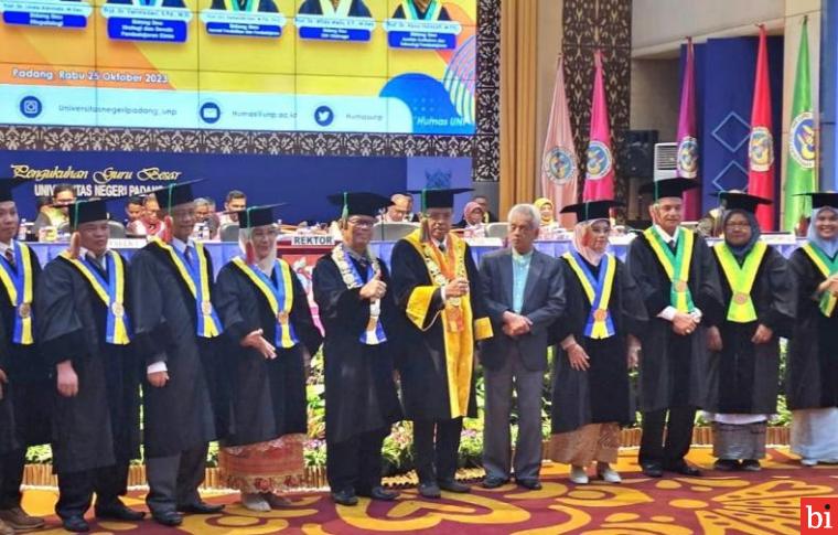 Sebanyak 8 orang guru besar dari tiga fakultas dikukuhkan oleh Rektor Universitas Negeri Padang, Prof. Ganefri, Ph.D. yang diselenggarakan dalam rapat Senat Terbuka pada Rabu (25/10/2023) di Auditorium Kampus UNP Air Tawar Padang. IST