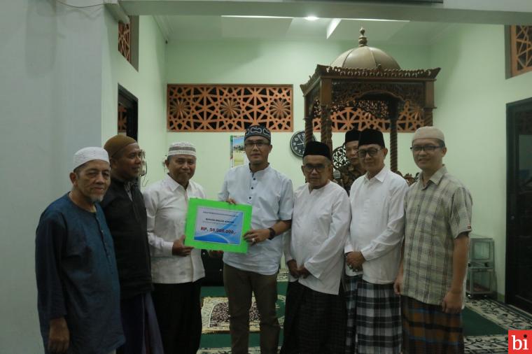 Rida Ananda Serahkan Dana Hibah Buat Masjid Arafah Tanjuang Gadang Sungai Pinago